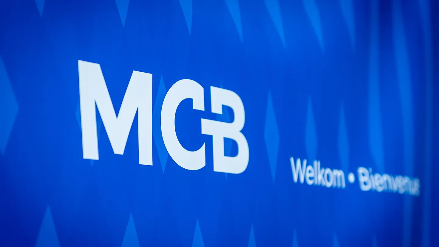 Bâche de bienvenue pour l'entrée de la soirée 70 ans MCB Belgique — design Hugo Siffert