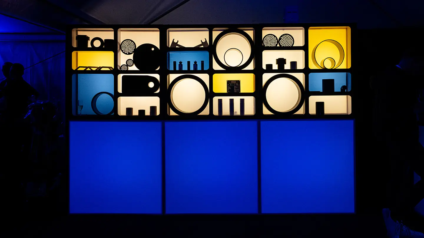 Décoration triptyque pour l'événement 30 ans Mertens Plastique - Installation visuelle en milieu industriel avec supports print et motion design