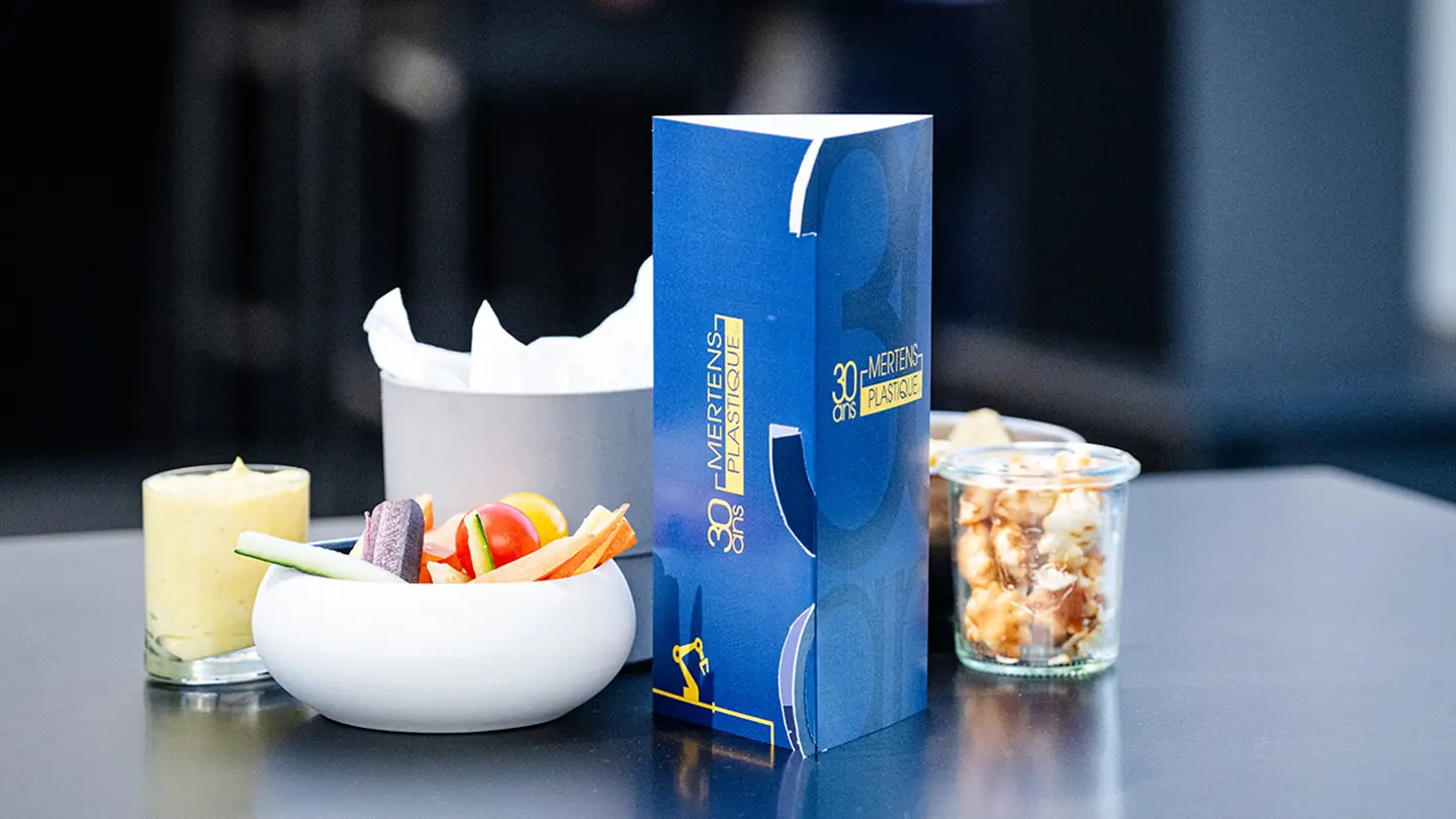 Ambiance de l'événement 30 ans Mertens Plastique - Photo de l'accueil des invités avec supports de communication et vidéo d'accueil en motion design